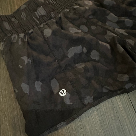 FLASH SALE ⚡️ Lululemon womens Black Camouflage Hottie Hot Women's Shorts size 6 - Picture 4 of 6